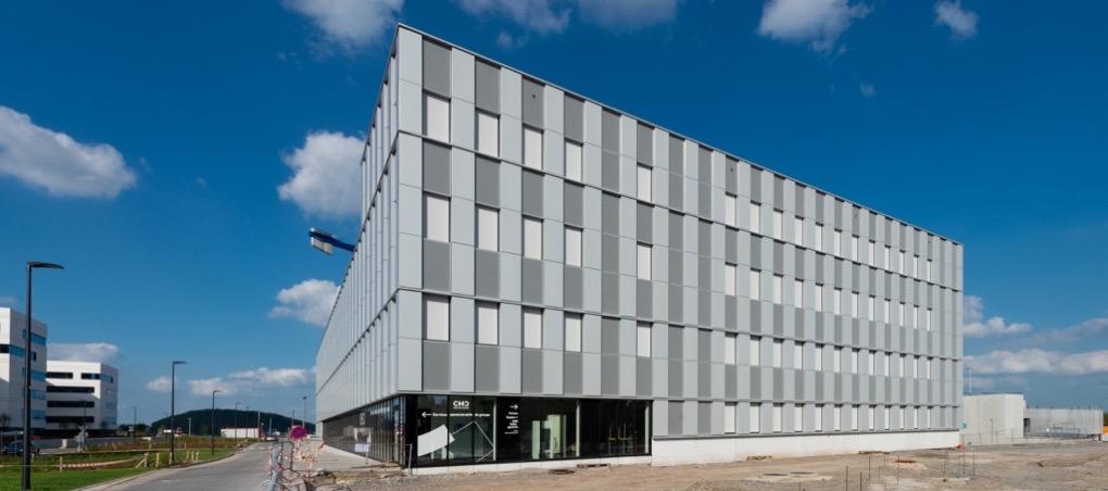 Bâtiment de services groupés, crèche, parking et piscine à Liège
